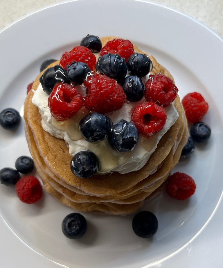 Pancakes με κεφίρ φρούτα του δάσους1