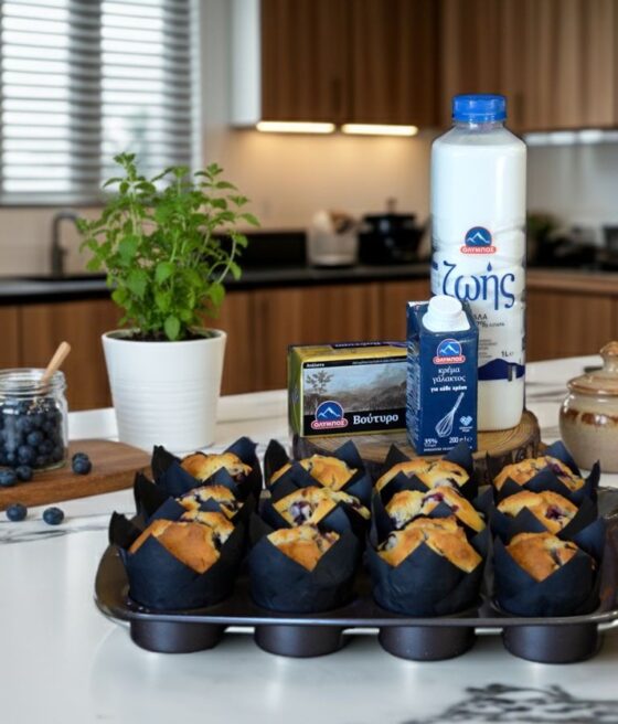 Αφράτα cupcakes με μύρτιλα photo