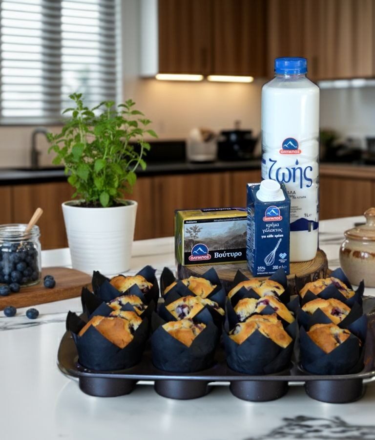 Αφράτα cupcakes με μύρτιλα photo