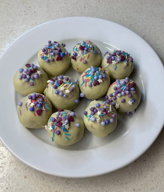 Olympos_Σοκολατάκια με λευκή σοκολάτα και κεφίρ φρούτα του δάσους από την elektraps